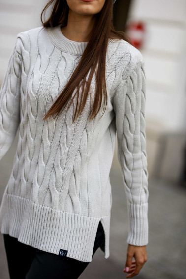 Klasyczny sweter z warkoczem - przód